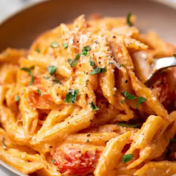 Super Easy Creamy Tomato Pasta